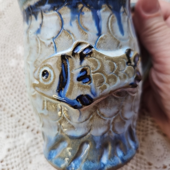 Art Pottery Mug Fish On It. Signed Dated 1992 Redwear Clay. - Picture 6 of 10